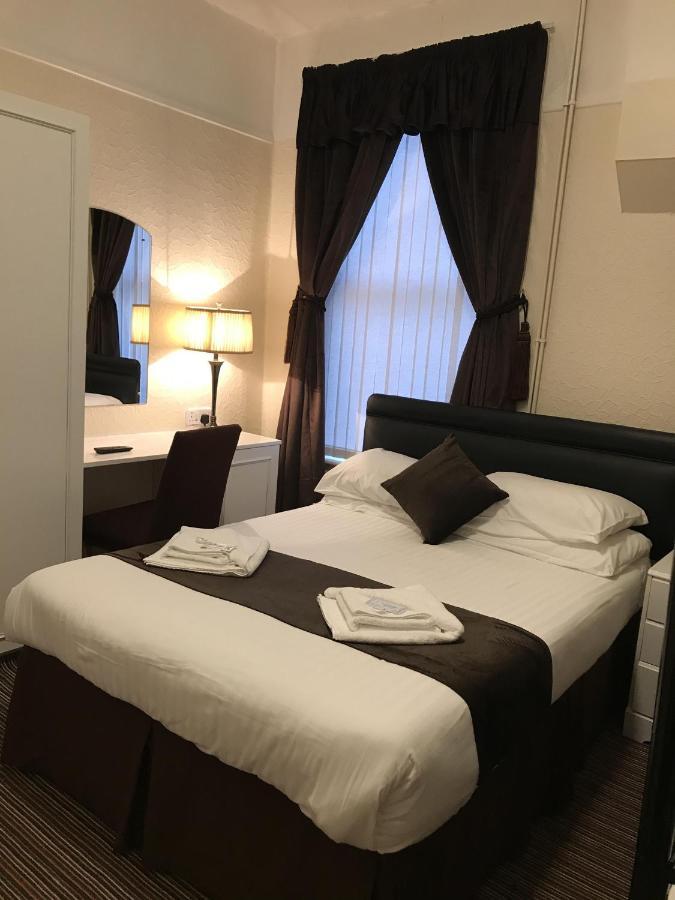 Bed and breakfast The Feathers 3*